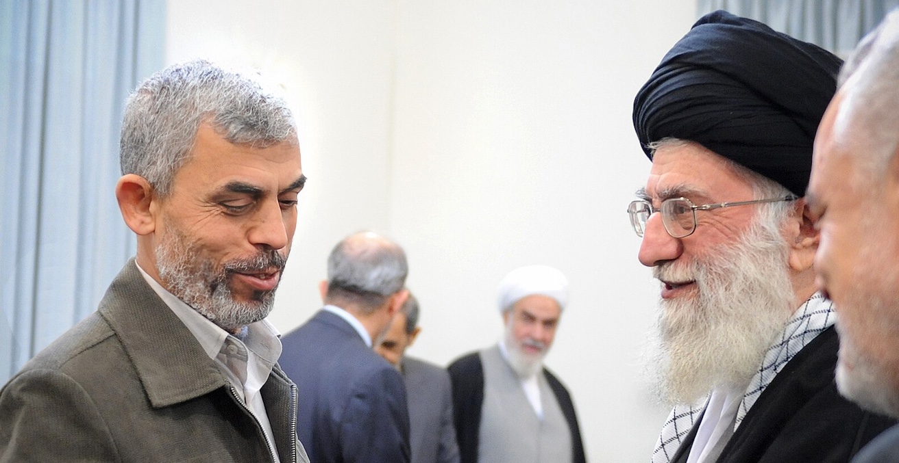 Yahya Sinwar greeting Iranian Supreme Leader Ali Khamenei, 2012. Source: Wikimedia, https://t.ly/skDmN