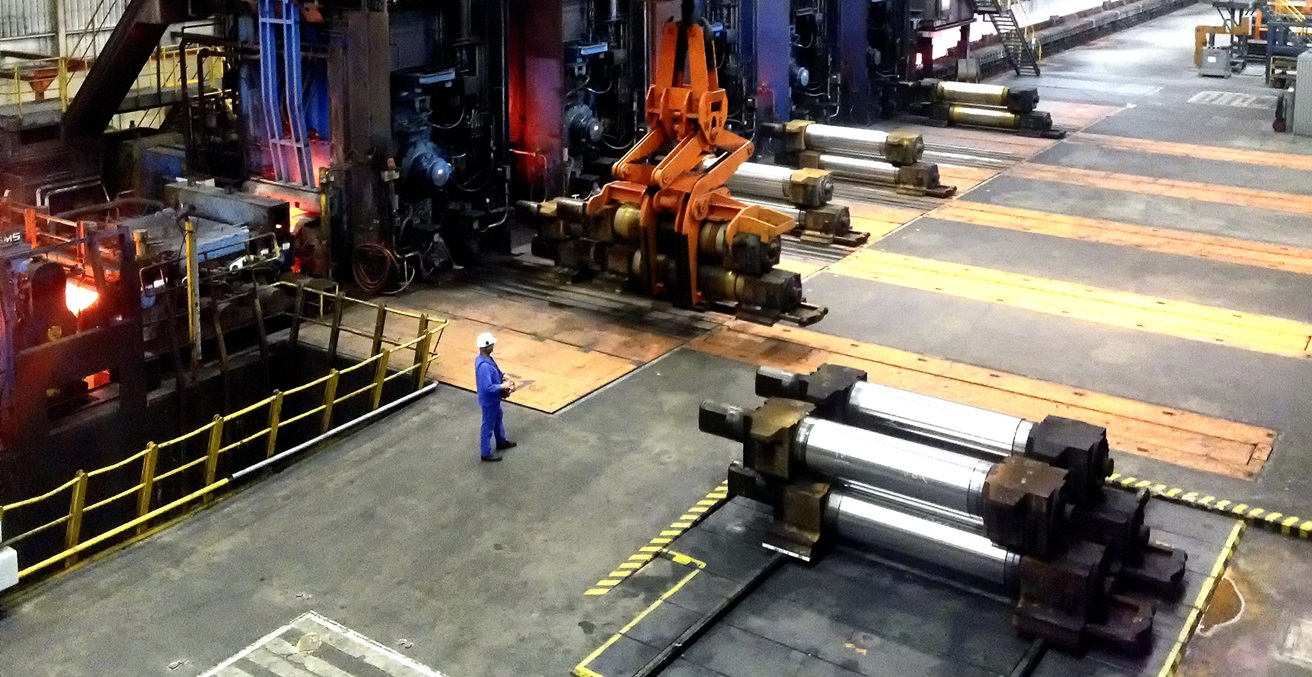 Factory floor at a steel mill. Source: Daniel Foster / https://t.ly/usf_D