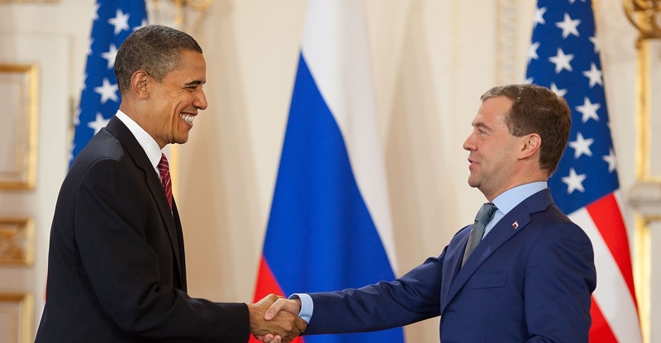 President Barack Obama and President Dmitry Medvedev of Russia shake hands after signing the New START treaty, reducing long-range nuclear weapons, at Prague Castle in Prague, Czech Republic, April 8, 2010.  Source: (Official White House Photo by Pete Souza) / https://t.ly/Y12A3